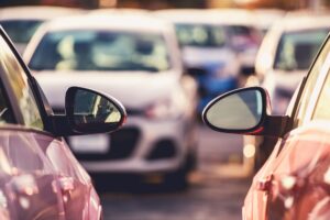 Carros lado a lado